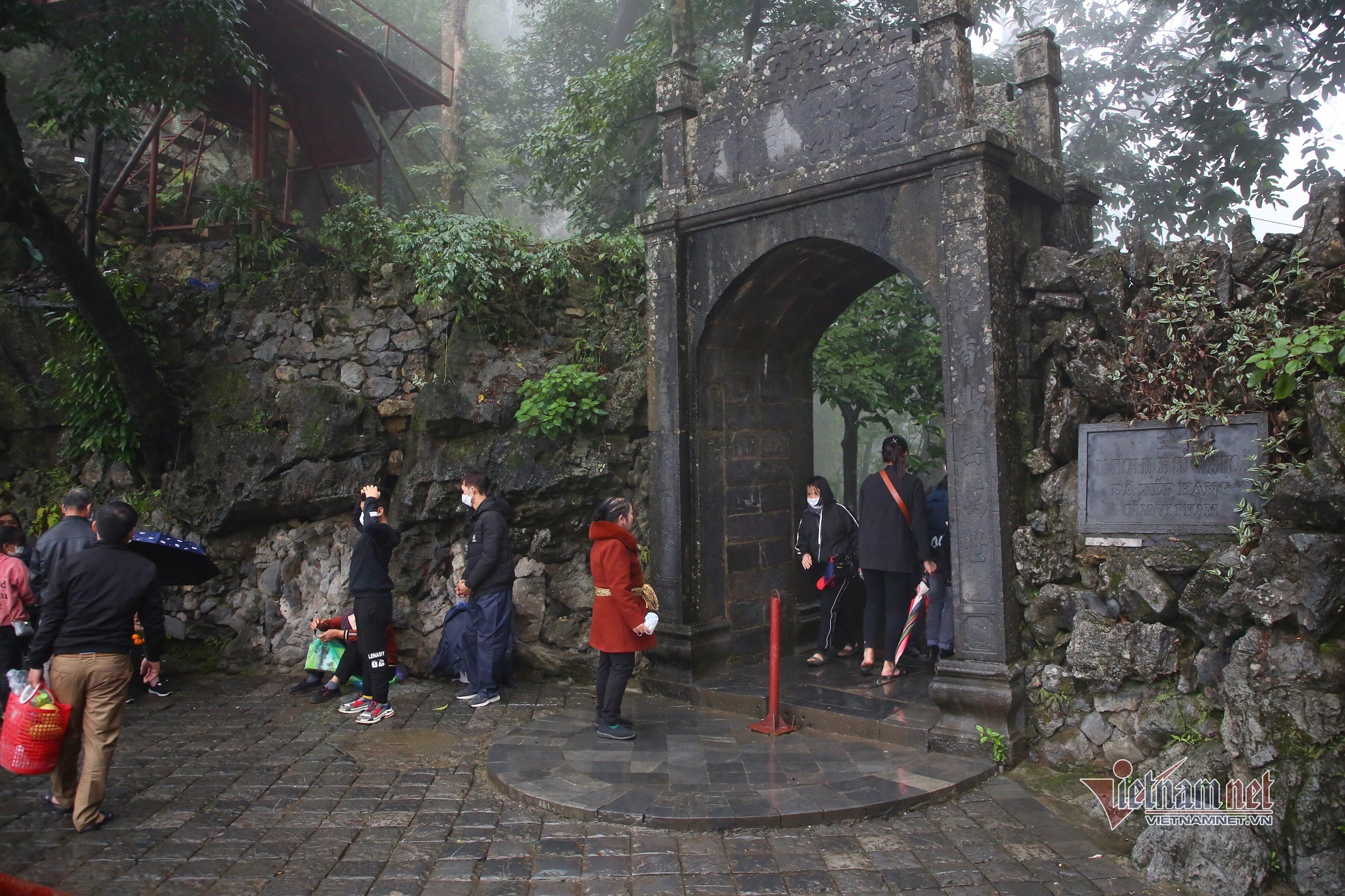 Dòng người đội mưa trẩy hội chùa Hương - Ảnh 11.
