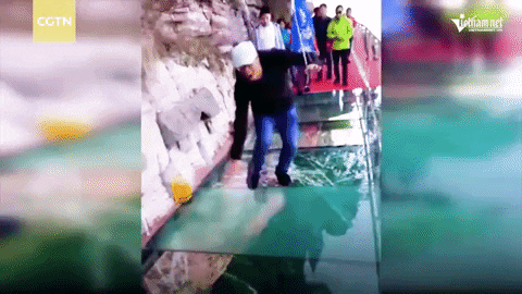 Những hiệu ứng nứt vỡ cầu kính khiến du khách 'hồn xiêu phách lạc'