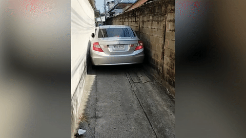Nữ tài xế cụp gương, lái ô tô qua ngõ hẹp khó tin