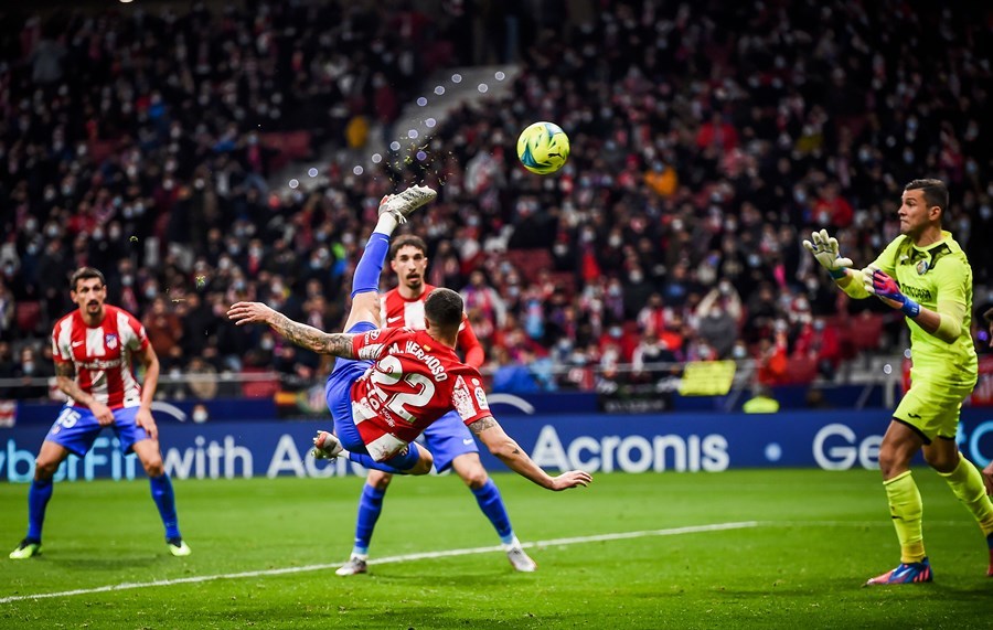 Suarez đá hỏng penalty, Atletico thắng trận 'điên rồ'