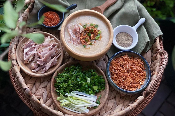 Nấu cháo từ món bánh chưng Tết