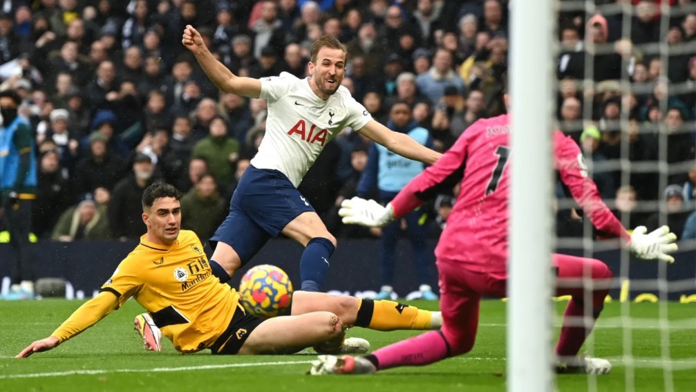 Kane - Son phung phí cơ hội, Tottenham thua đau Wolves