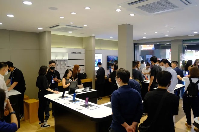 Apple and Samsung open their own stores in Vietnam, why?