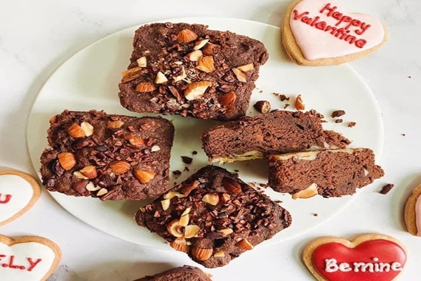Tự làm bánh brownie tặng người yêu dịp Valentine