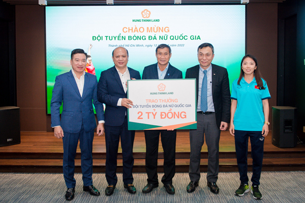 Hưng Thịnh Land trao thưởng 2 tỷ đồng cho tuyển nữ Việt Nam