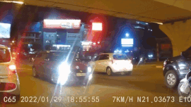 Nữ tài xế lỡ đi ô tô ngược chiều vào làn dừng đèn đỏ