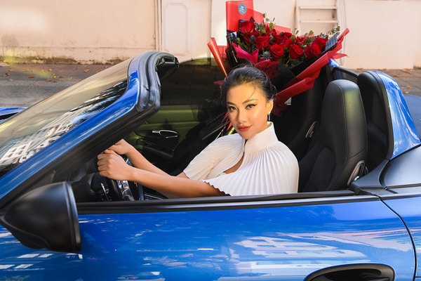 Á hậu Kim Duyên lái siêu xe mui trần ship hoa ngày lễ tình nhân