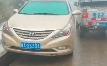 Kỹ năng lái đỉnh cao, đi trên mương thoát nước để tránh xe ngược chiều