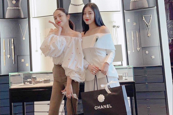 Hương Giang được Tô Diệp Hà tặng túi Chanel 320 triệu
