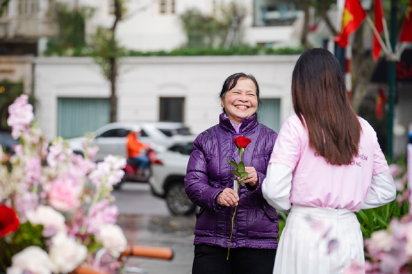 99.999 bông hồng tặng người Hà Nội ngày lễ Tình nhân