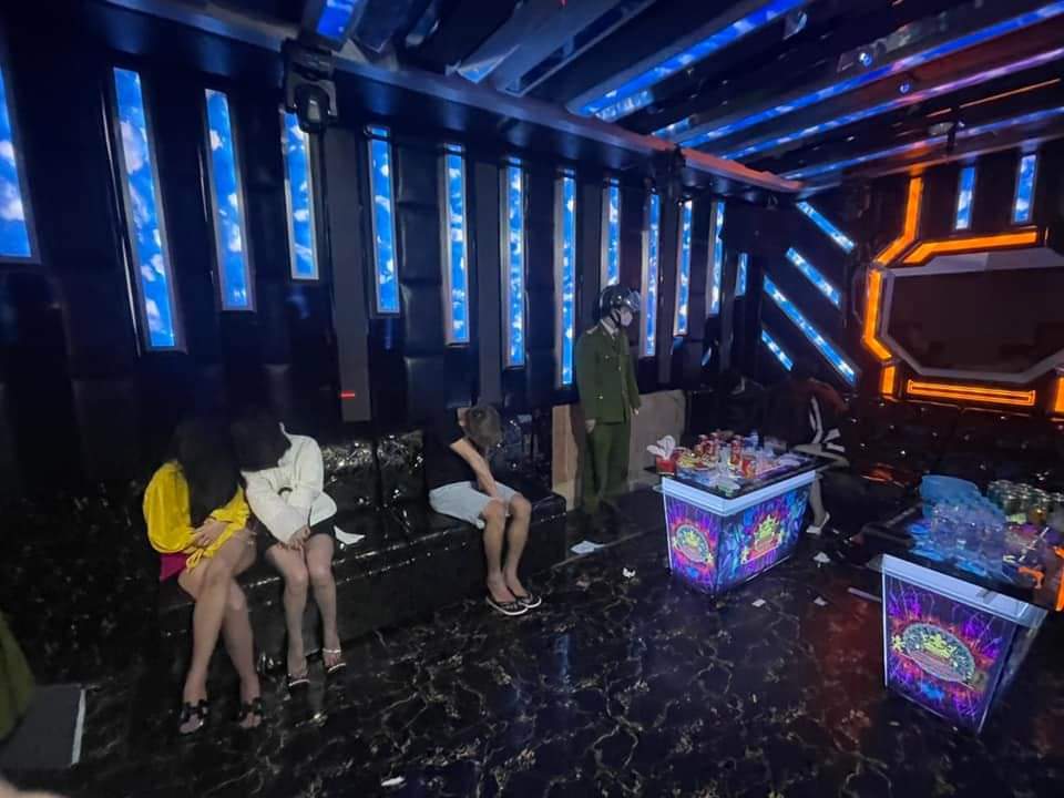 Karaoke vừa hoạt động lại, 6 khách rủ nhau đến 'chơi' ma túy