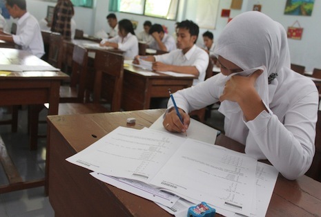 Vụ án thầy giáo cưỡng hiếp 13 nữ sinh rúng động Indonesia