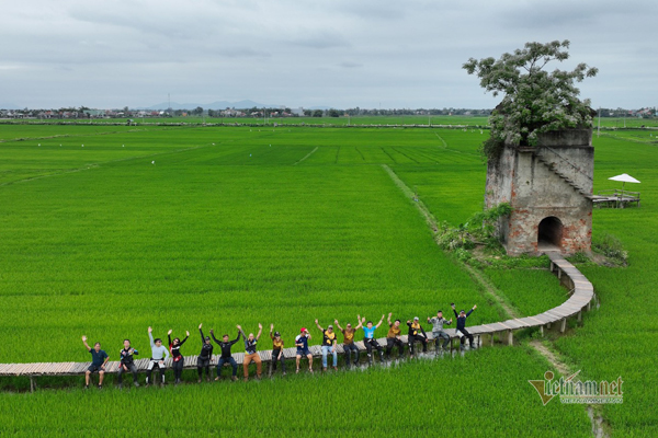 Mê mẩn lò gạch cũ giữa cánh đồng, giới trẻ ùn ùn kéo đến