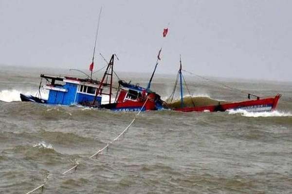Sóng lớn đánh chìm tàu cá cùng 11 ngư dân trên biển