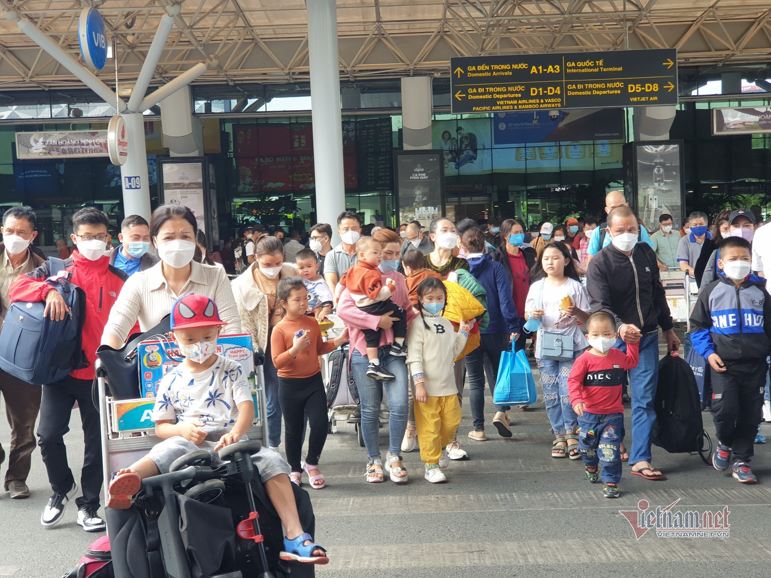 Khách khó đi taxi ở Tân Sơn Nhất, TP.HCM tính đưa xe buýt vào ‘giải cứu’