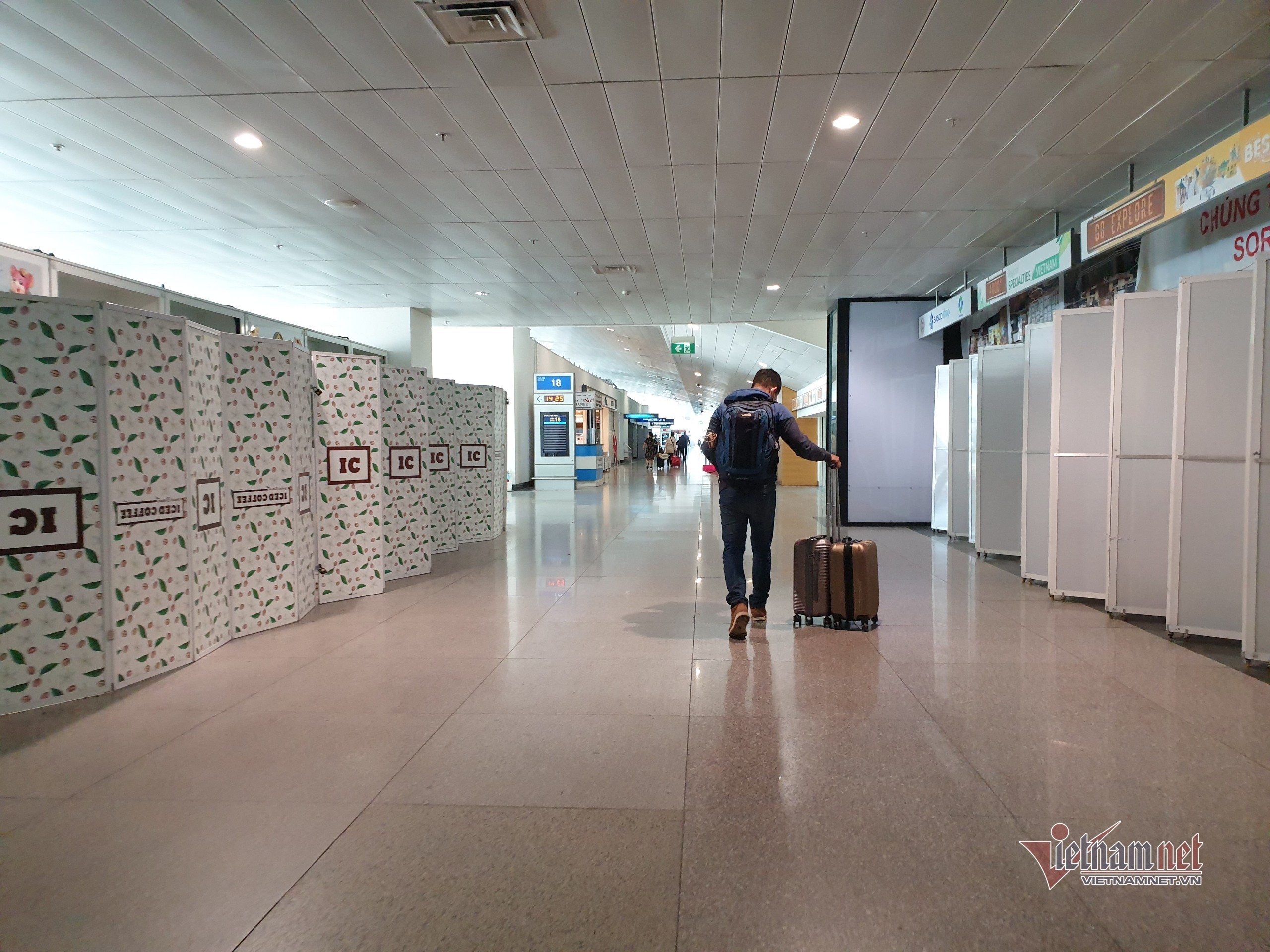 Dấu hiệu 'hồi sinh' ở ga quốc tế Tân Sơn Nhất trong ngày mở lại toàn bộ đường bay