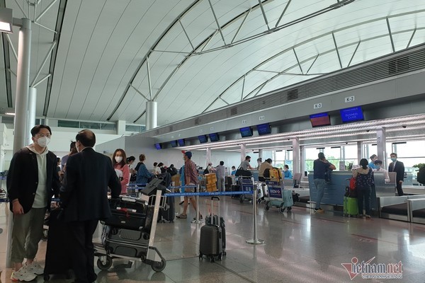 Dấu hiệu 'hồi sinh' ở ga quốc tế Tân Sơn Nhất ngày mở lại toàn bộ đường bay