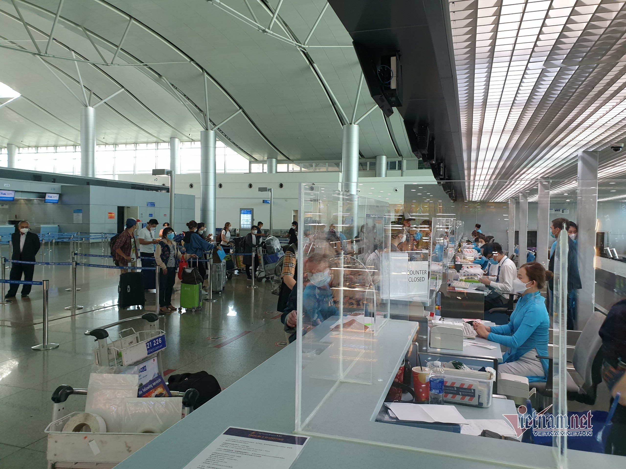 Dấu hiệu 'hồi sinh' ở ga quốc tế Tân Sơn Nhất trong ngày mở lại toàn bộ đường bay
