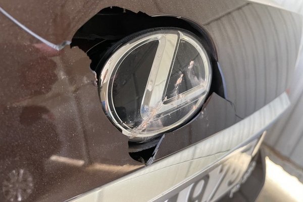 Nam thanh niên đập phá chiếc Lexus của thượng tá cảnh sát