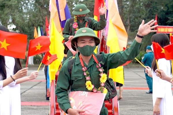 Tân binh Đà Nẵng náo nức lên đường nhập ngũ