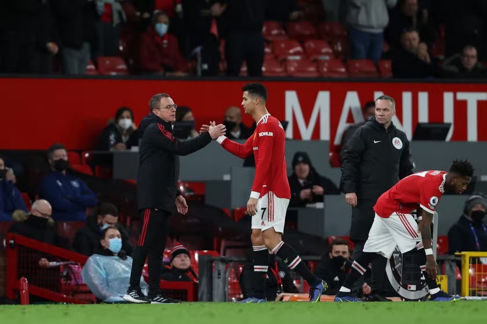 Rangnick: Dẹp chuyện Ronaldo đi, MU phải thắng Tottenham