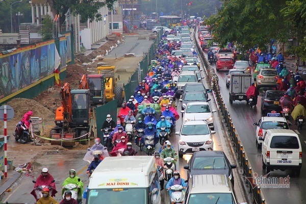 Hà Nội: Xe cộ ‘nhường đường’ để xây cầu vượt nhưng không bóng người thi công