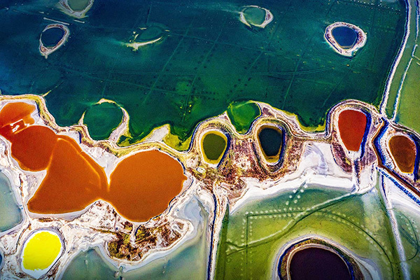 'Biển Chết' rực rỡ sắc màu ở Trung Quốc: Đẹp thần tiên và khả năng chữa bệnh thần kỳ