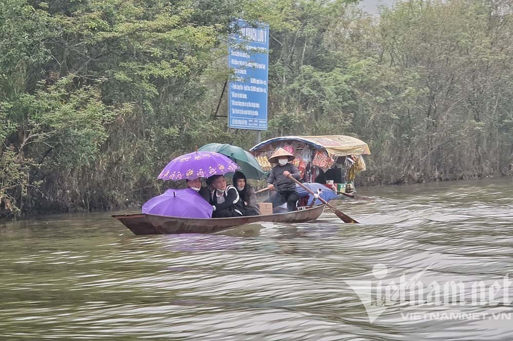 Người dân không lơ là phòng, chống dịch bệnh khi tham gia lễ hội