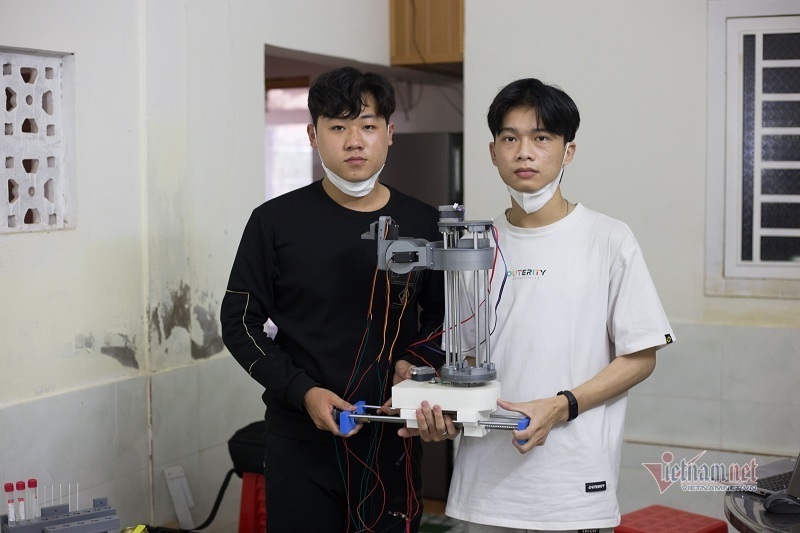 Quang Tri students create robot that takes samples for Covid-19 tests