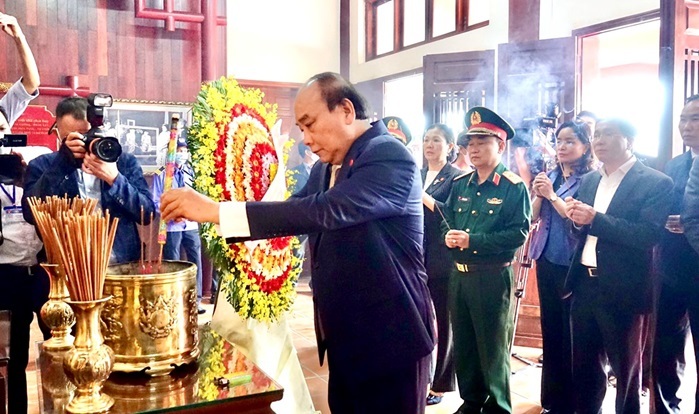 Chủ tịch nước dâng hương tưởng nhớ Thủ tướng Phạm Văn Đồng