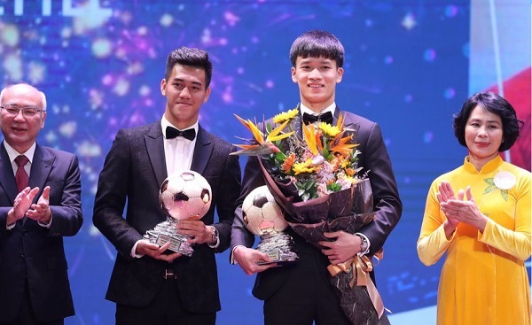 Midfielder Hoang Duc first time receives Golden Ball Awards