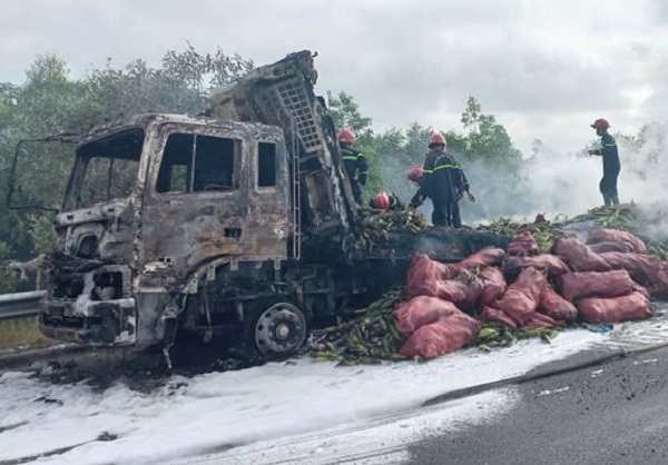 Xe chở bắp bốc cháy dữ dội trên cao tốc Đà Nẵng - Quảng Ngãi