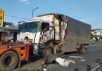 Dừng xe giữa đường buộc hàng, tài xế bị xe tải tông tử vong