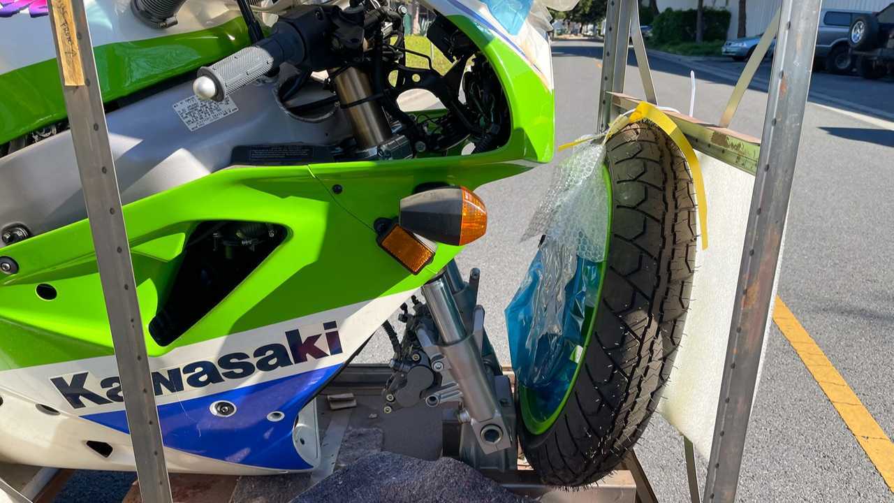 Siêu mô tô Kawasaki 30 năm tuổi chưa đổ xăng giá hơn 40.000 USD