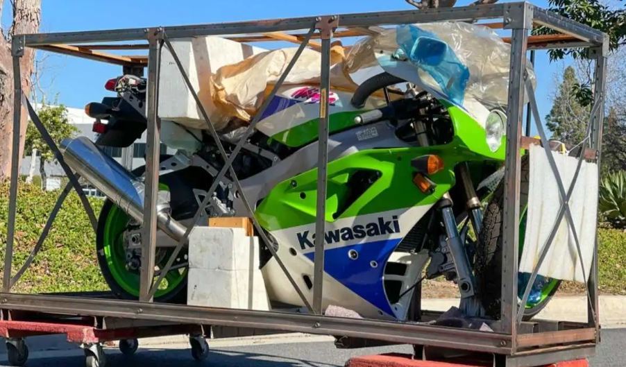 Siêu mô tô Kawasaki 30 năm tuổi chưa đổ xăng giá hơn 40.000 USD