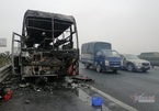 Xe giường nằm bốc cháy trơ khung trên cao tốc Pháp Vân - Cầu Giẽ