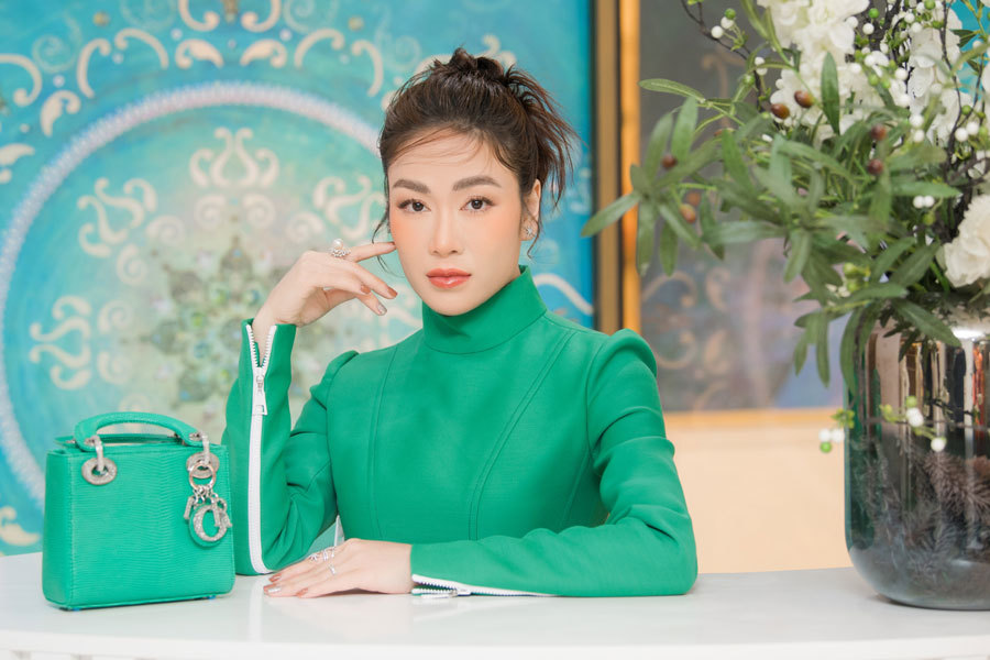 Người đẹp Tuyết Nga sành điệu với 'cây' hàng hiệu đi sự kiện