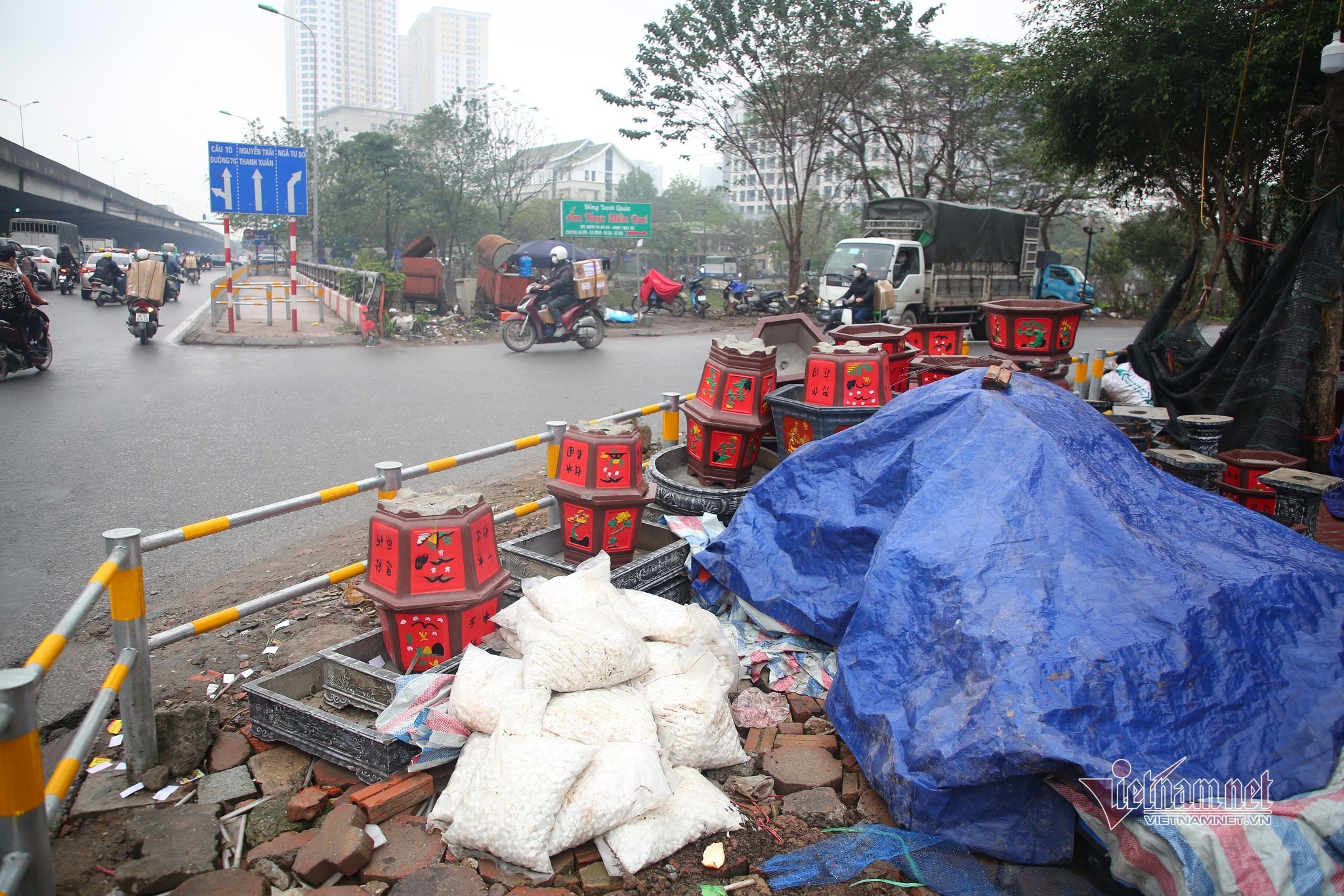 Vỉa hè Hà Nội kín rào ngăn xe máy, nhiều đồ đạc lại được bày la liệt