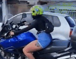 Nữ "quái xế" nhận kết đắng khi vừa chạy mô tô vừa thể hiện