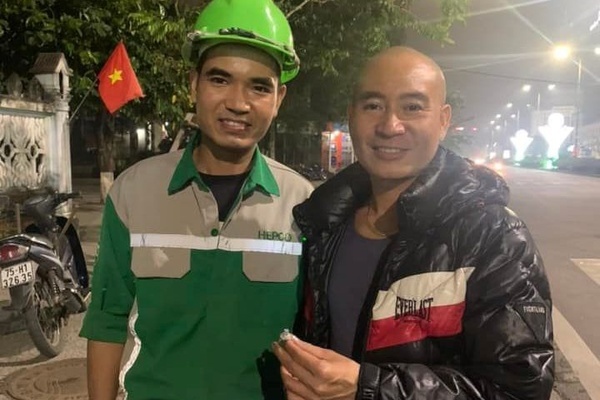 Cộng đồng mạng 'trầm trồ' việc anh công nhân quét rác trả lại nhẫn kim cương