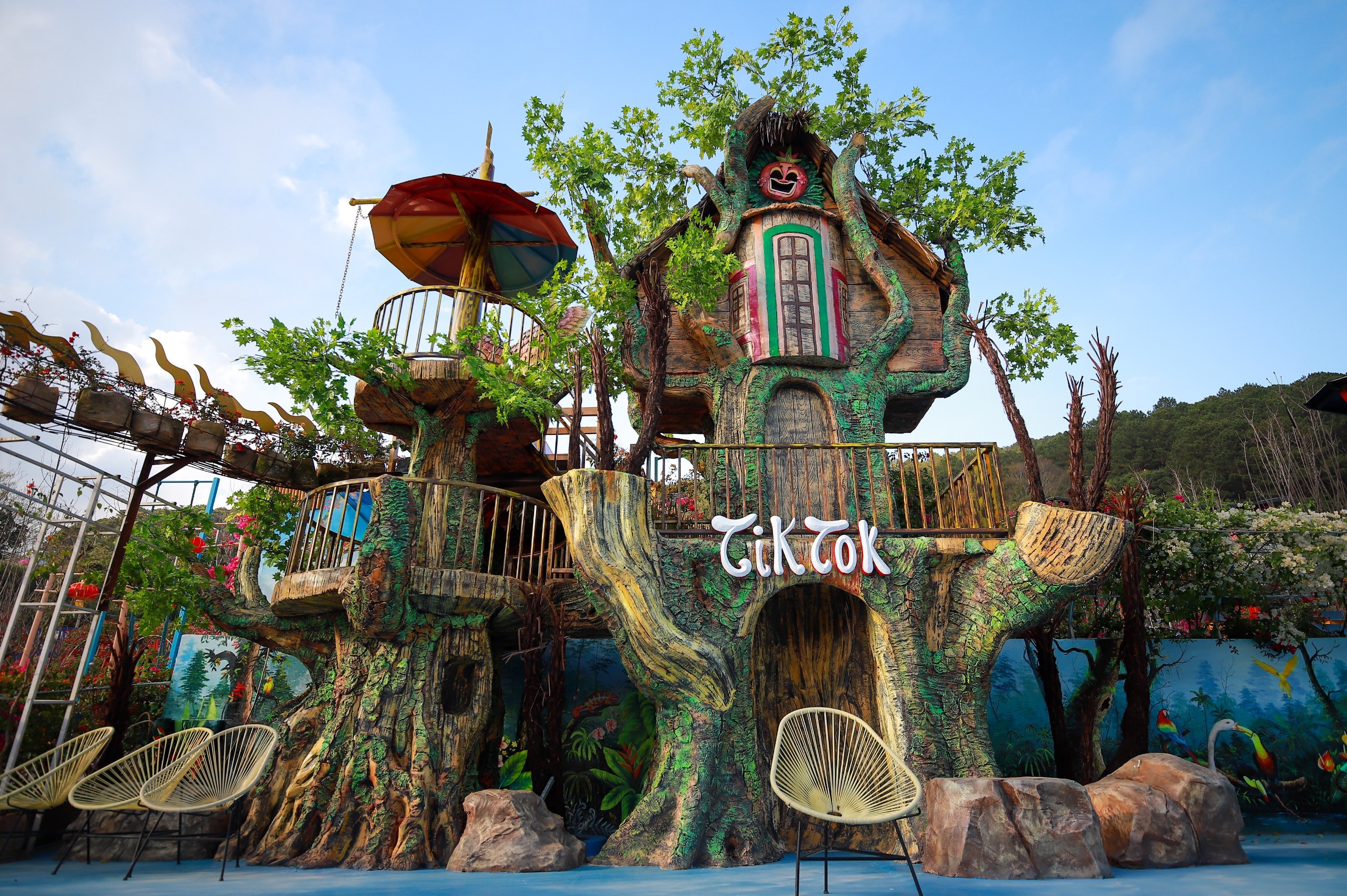 Khu du lịch mọc giữa đồi Đà Lạt gây tranh cãi vì quá lòe loẹt