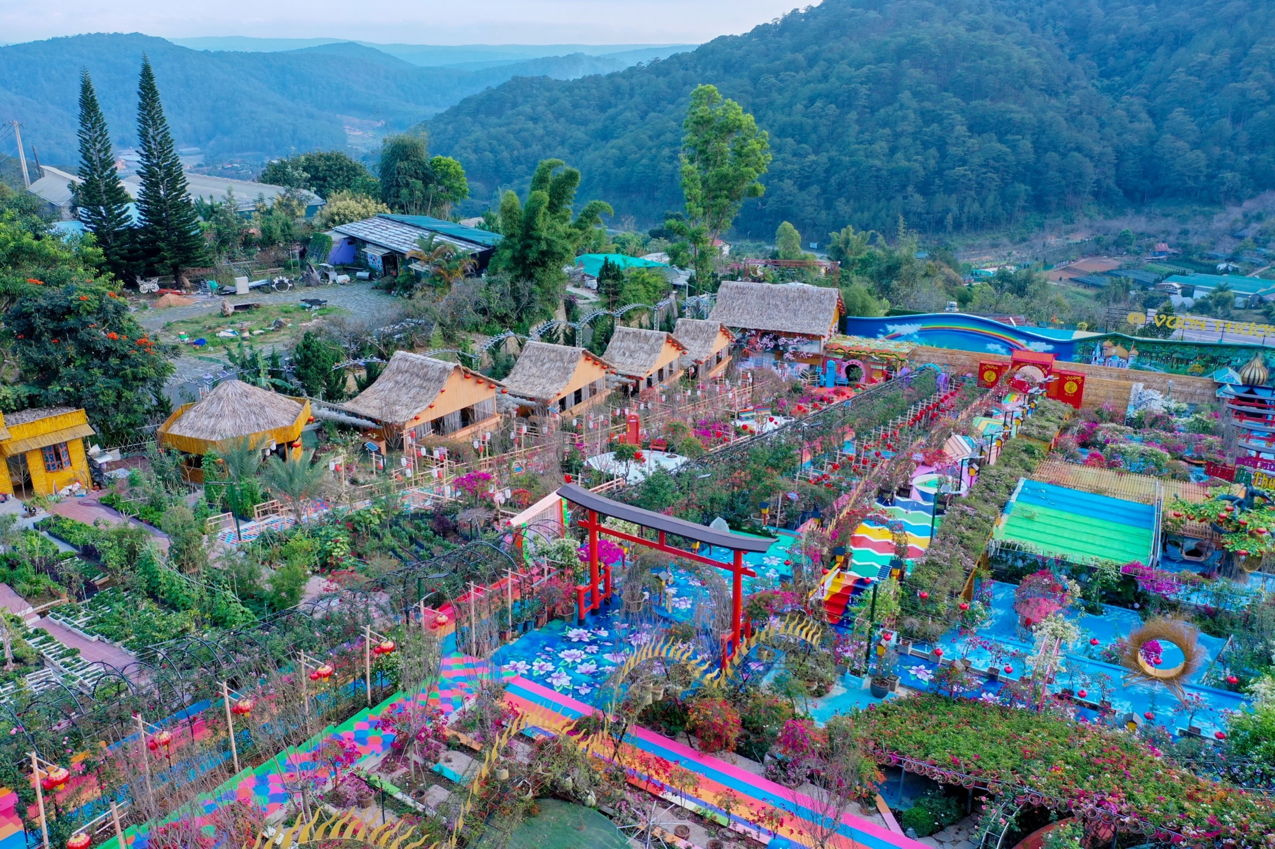 Khu du lịch mọc giữa đồi Đà Lạt gây tranh cãi vì quá lòe loẹt