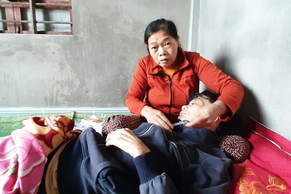 Chồng bị u ác tính, vợ bán hết gà vịt cũng không đủ tiền chạy chữa