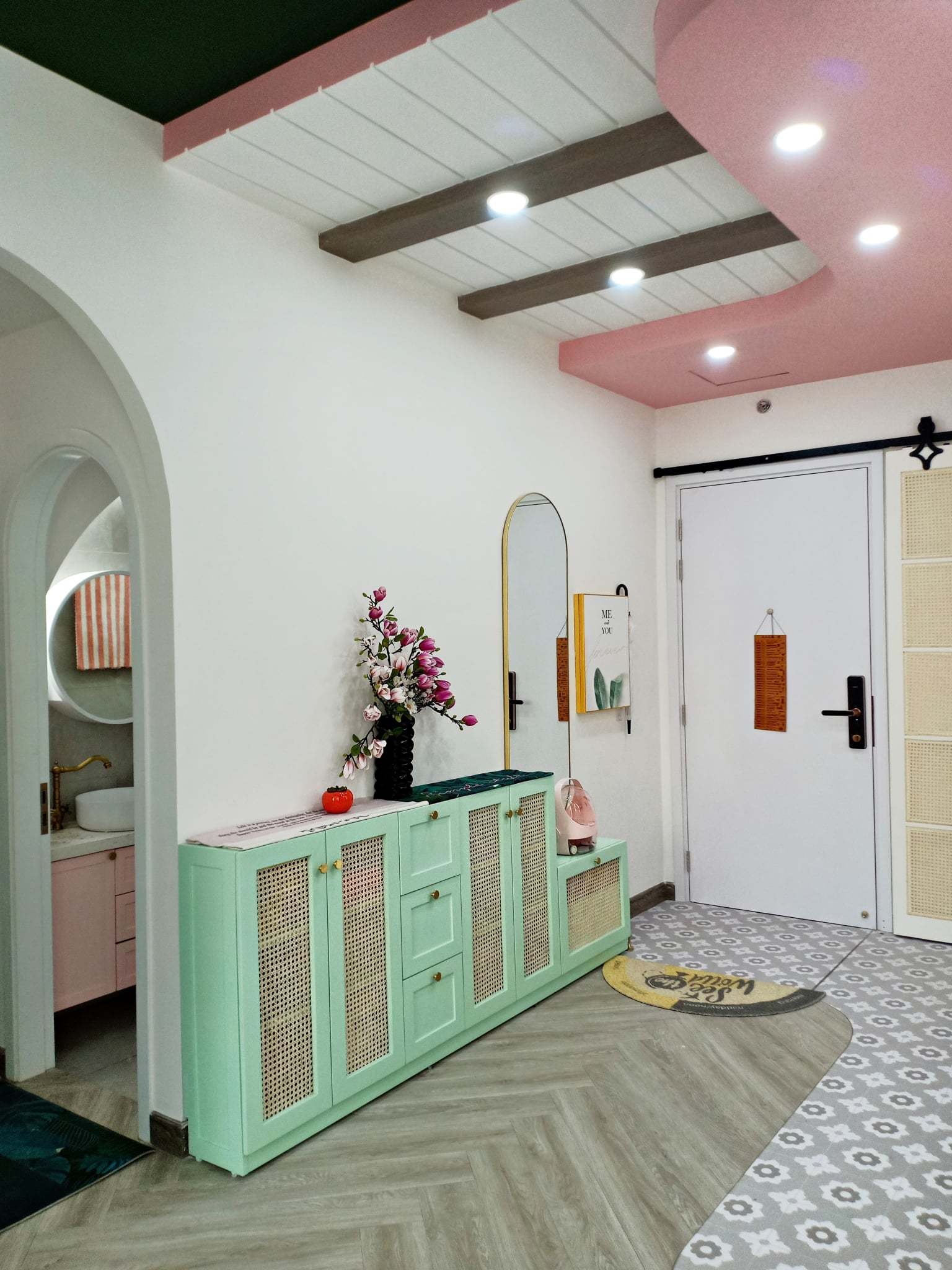 Căn hộ búp bê của nữ gia chủ yêu màu xanh và hồng, dùng thùng gỗ làm giường
