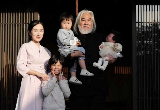 ‘Vua phim cổ trang’ Trương Kỷ Trung chụp ảnh cưới với vợ kém 31 tuổi