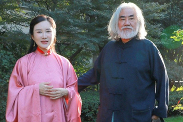 ‘Vua phim cổ trang’ Trương Kỷ Trung chụp ảnh cưới với vợ kém 31 tuổi