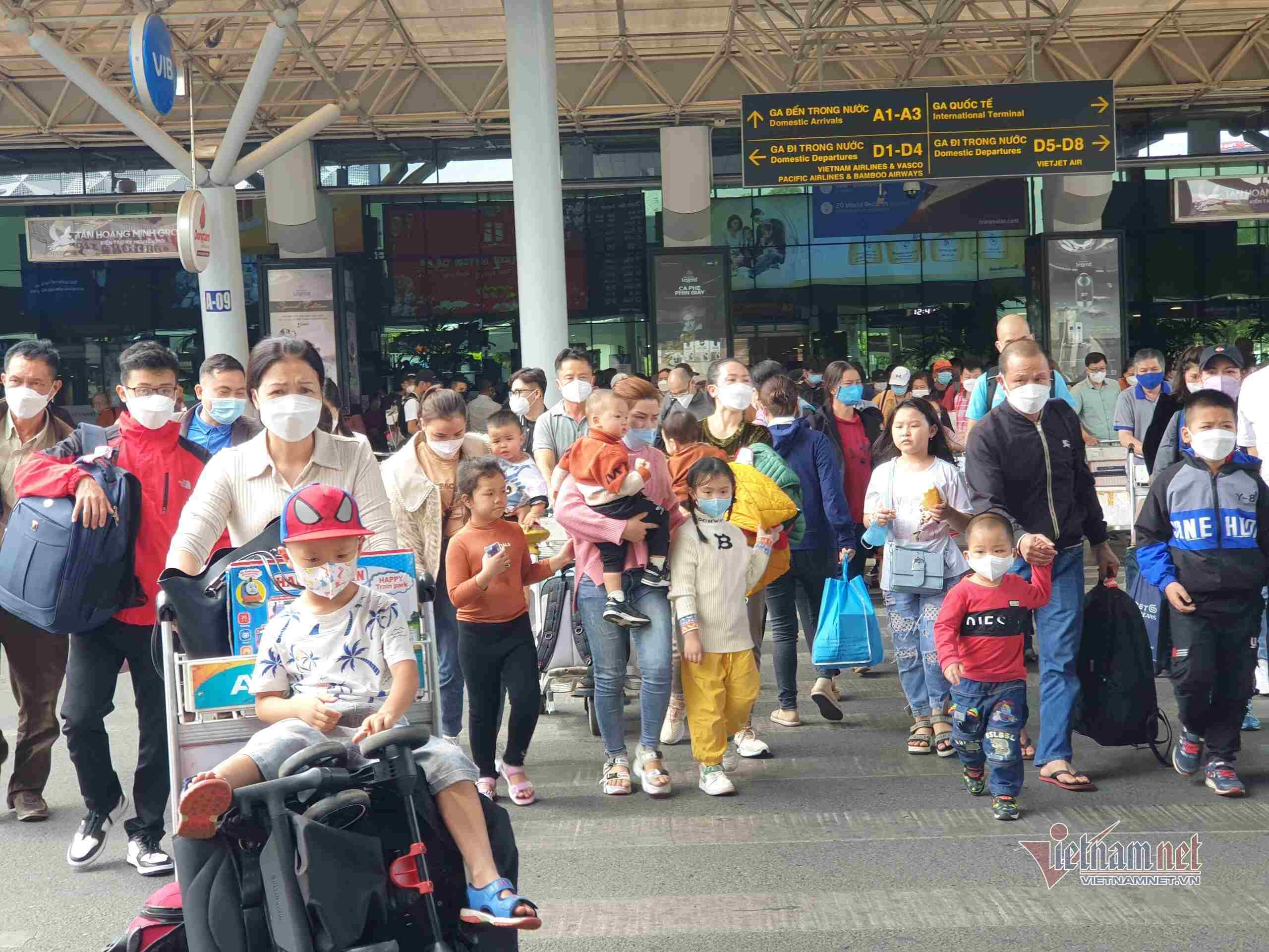 HCM City mulls solutions to taxi turmoil at Tan Son Nhat Airport
