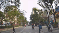Ô tô nhường đường nhưng khiến người đi bộ suýt bị xe máy đâm
