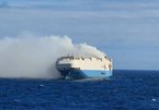 Hình ảnh tàu chở gần 4.000 xe sang bốc cháy, trôi dạt trên biển
