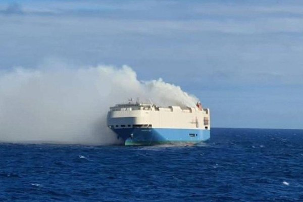 Hình ảnh tàu chở gần 4.000 xe sang bốc cháy, trôi dạt trên biển